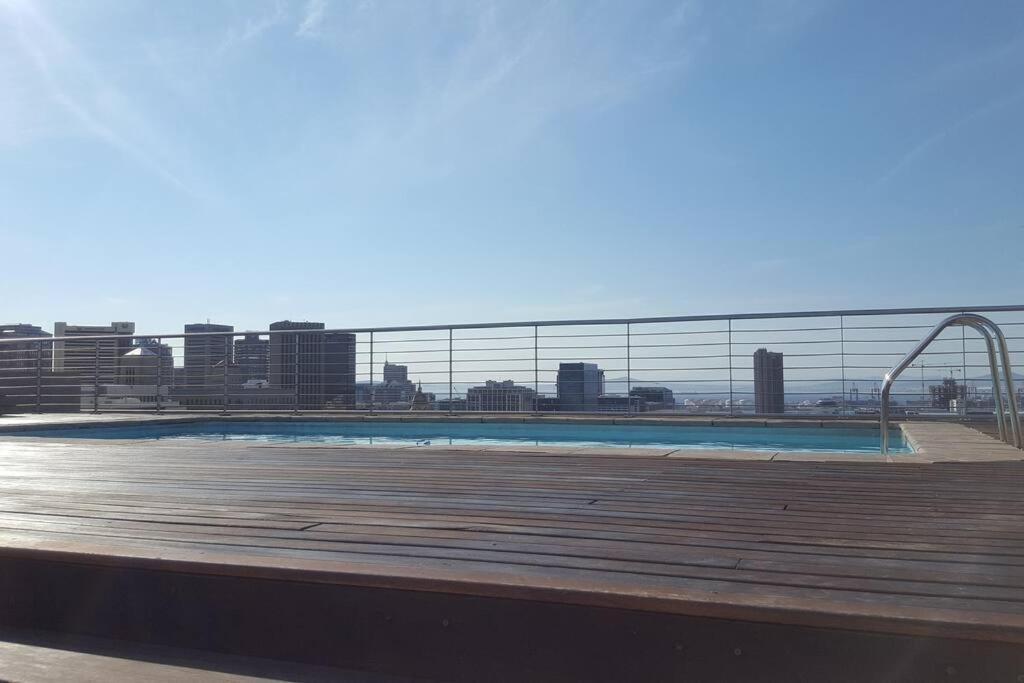 Four Seasons 818- Spacious Cbd Studio - Onsite Parking, Gym & Rooftop Pool Appartement Kaapstad Buitenkant foto