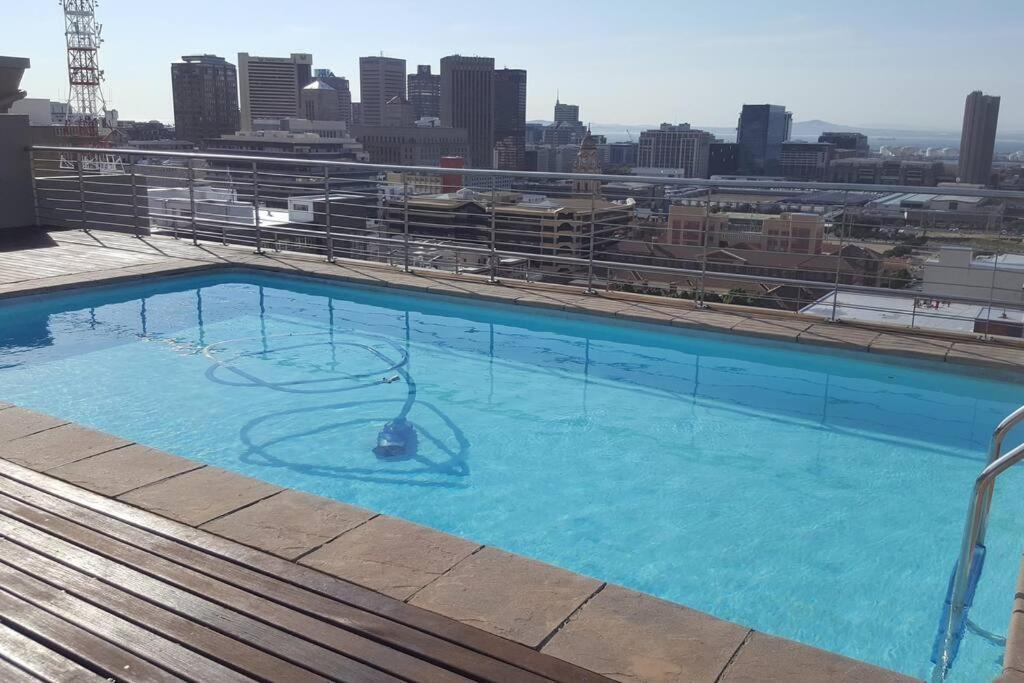 Four Seasons 818- Spacious Cbd Studio - Onsite Parking, Gym & Rooftop Pool Appartement Kaapstad Buitenkant foto
