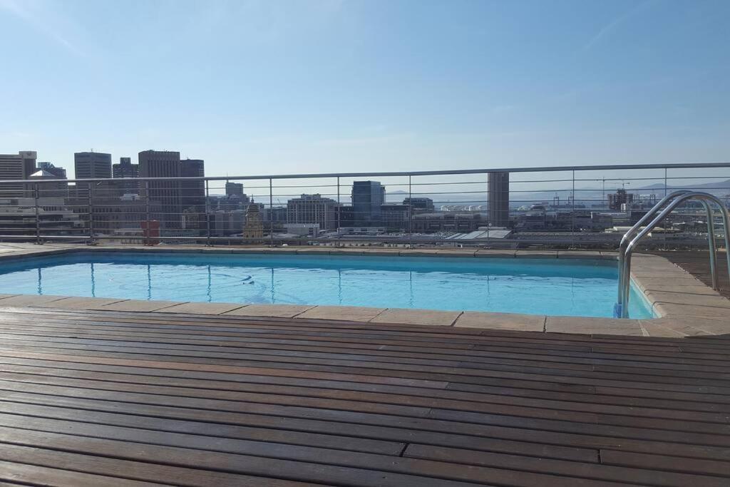 Four Seasons 818- Spacious Cbd Studio - Onsite Parking, Gym & Rooftop Pool Appartement Kaapstad Buitenkant foto