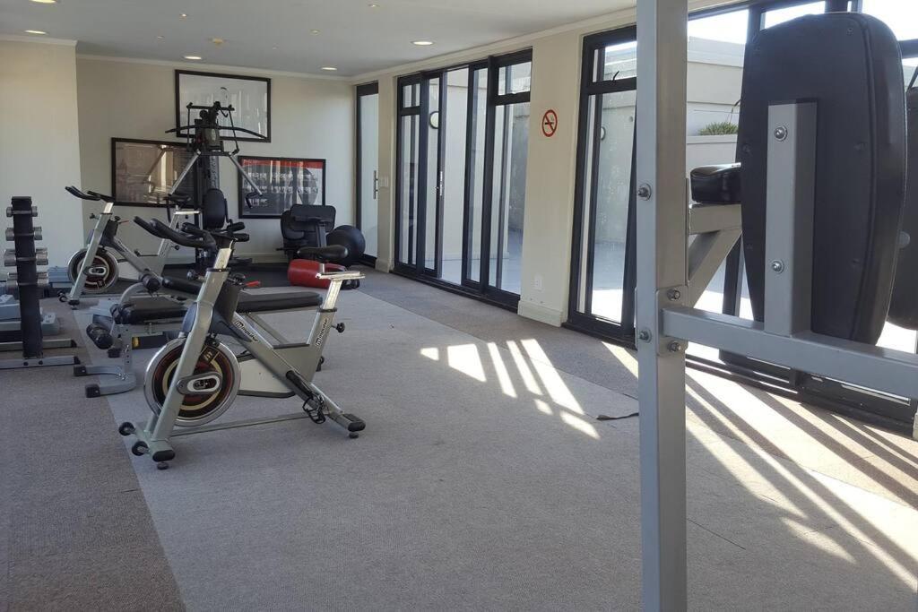 Four Seasons 818- Spacious Cbd Studio - Onsite Parking, Gym & Rooftop Pool Appartement Kaapstad Buitenkant foto