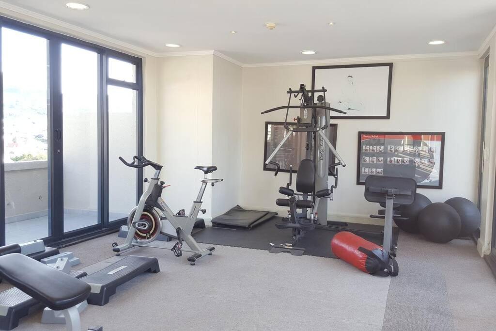 Four Seasons 818- Spacious Cbd Studio - Onsite Parking, Gym & Rooftop Pool Appartement Kaapstad Buitenkant foto