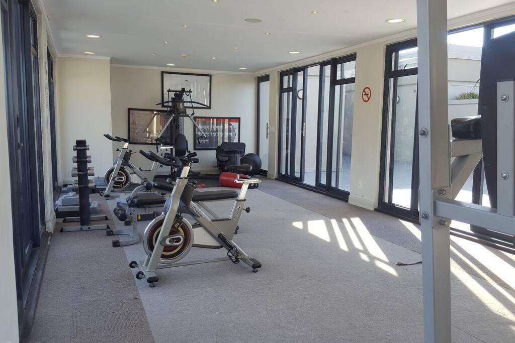Four Seasons 818- Spacious Cbd Studio - Onsite Parking, Gym & Rooftop Pool Appartement Kaapstad Buitenkant foto