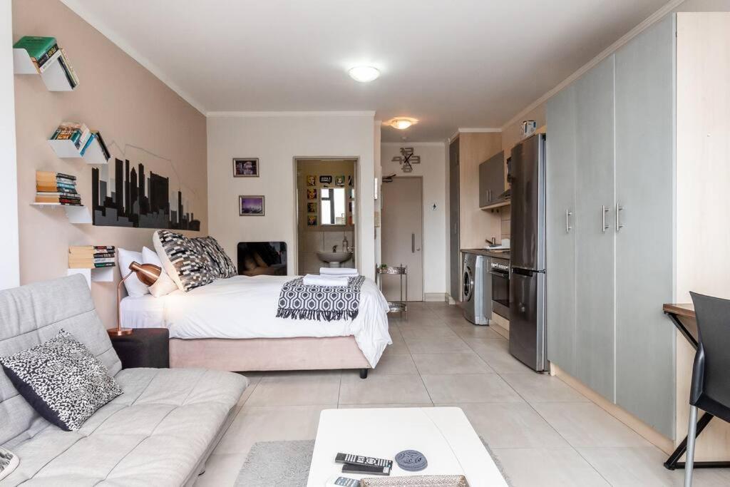 Four Seasons 818- Spacious Cbd Studio - Onsite Parking, Gym & Rooftop Pool Appartement Kaapstad Buitenkant foto