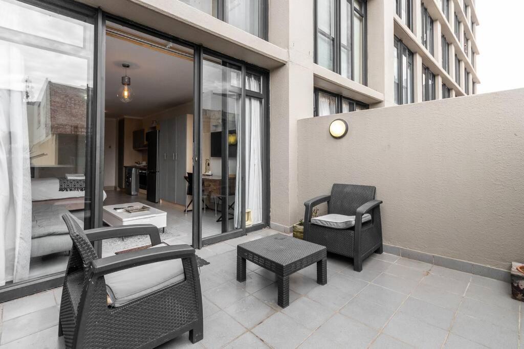 Four Seasons 818- Spacious Cbd Studio - Onsite Parking, Gym & Rooftop Pool Appartement Kaapstad Buitenkant foto