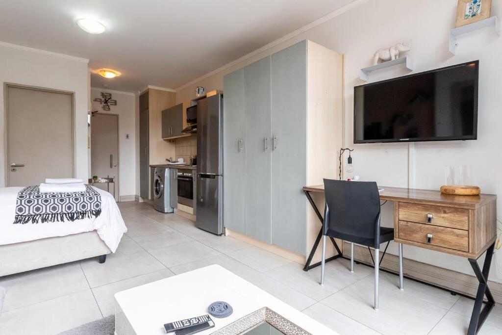 Four Seasons 818- Spacious Cbd Studio - Onsite Parking, Gym & Rooftop Pool Appartement Kaapstad Buitenkant foto